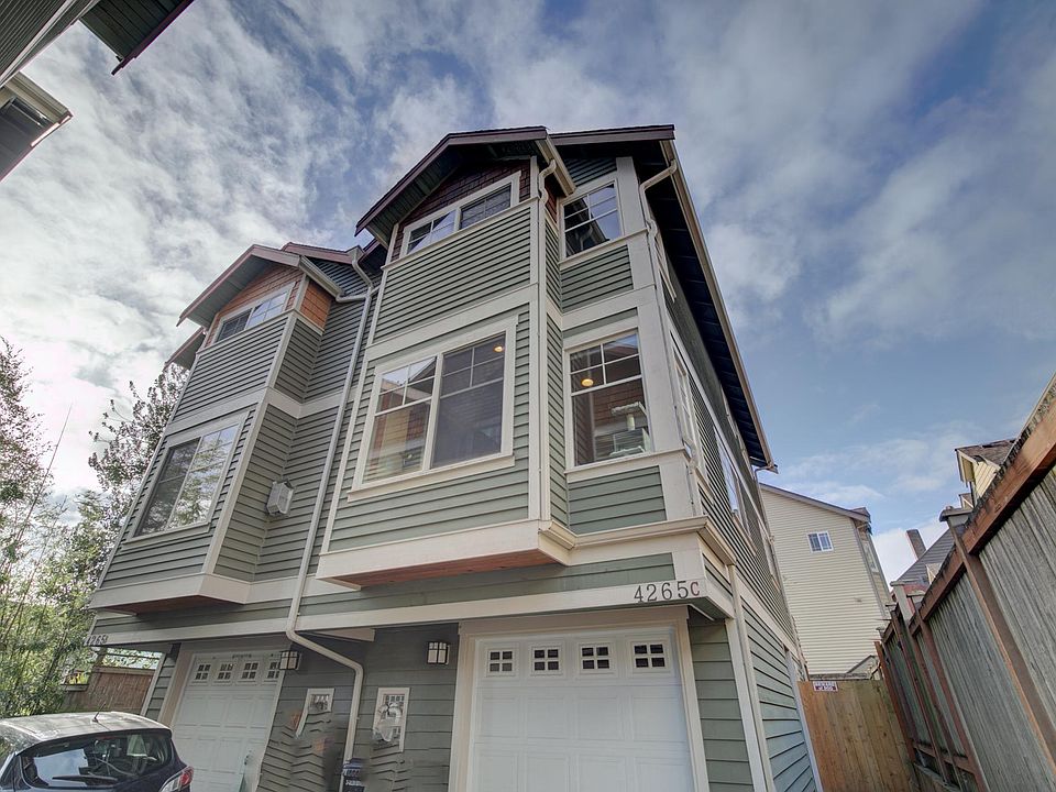 Cozy 3 Unit Townhome Complex