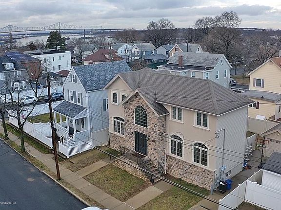 3rd image of 207 Lee Ave