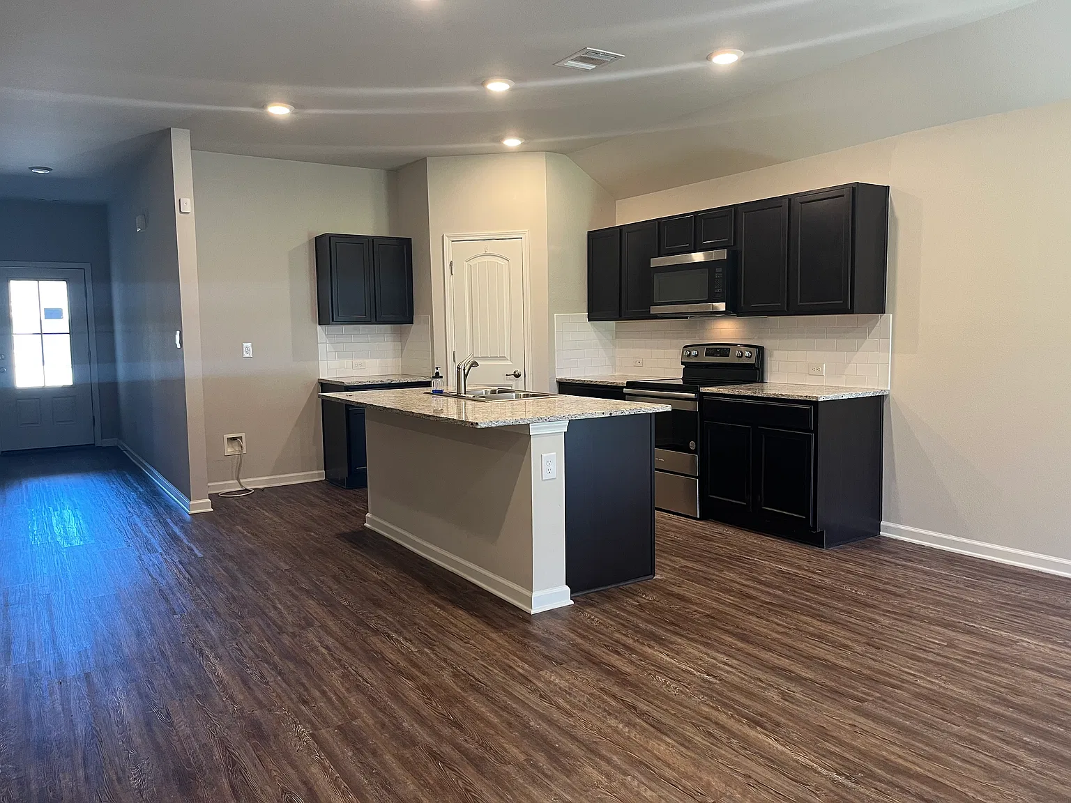 3 bed, 2027 sqft, $1,900 — Photo 4