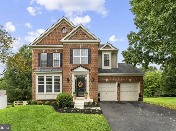 17395 Arrowood Pl, Round Hill, VA 20141