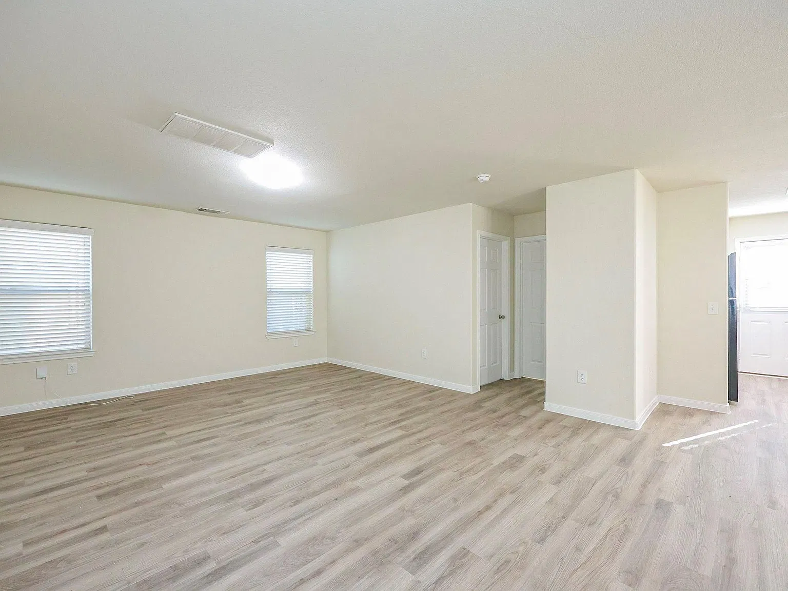4 bed, 3.0 bath, 2088 sqft, $2,100 — Photo 3