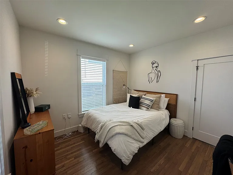 1033 Adele St — Photo 12