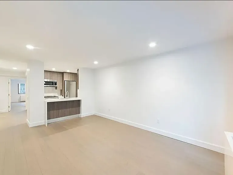311 W 50th St #3E — Photo 2