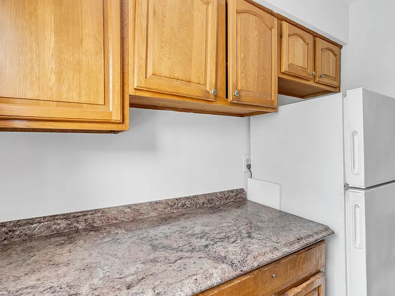 5th Avenue Apartments — Photo 6