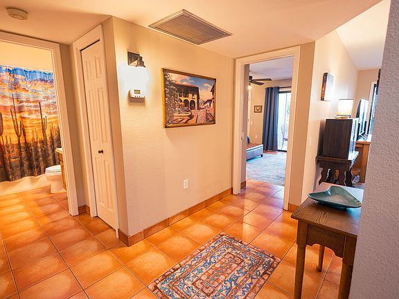 Entrance hallway (1/2)