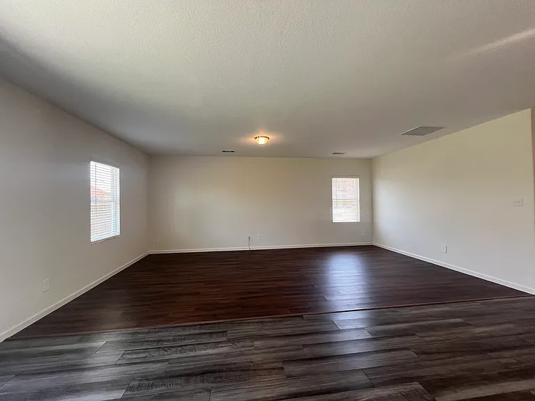 711 Camden Dr — Photo 8
