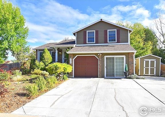 Large driveway with 1 garage space