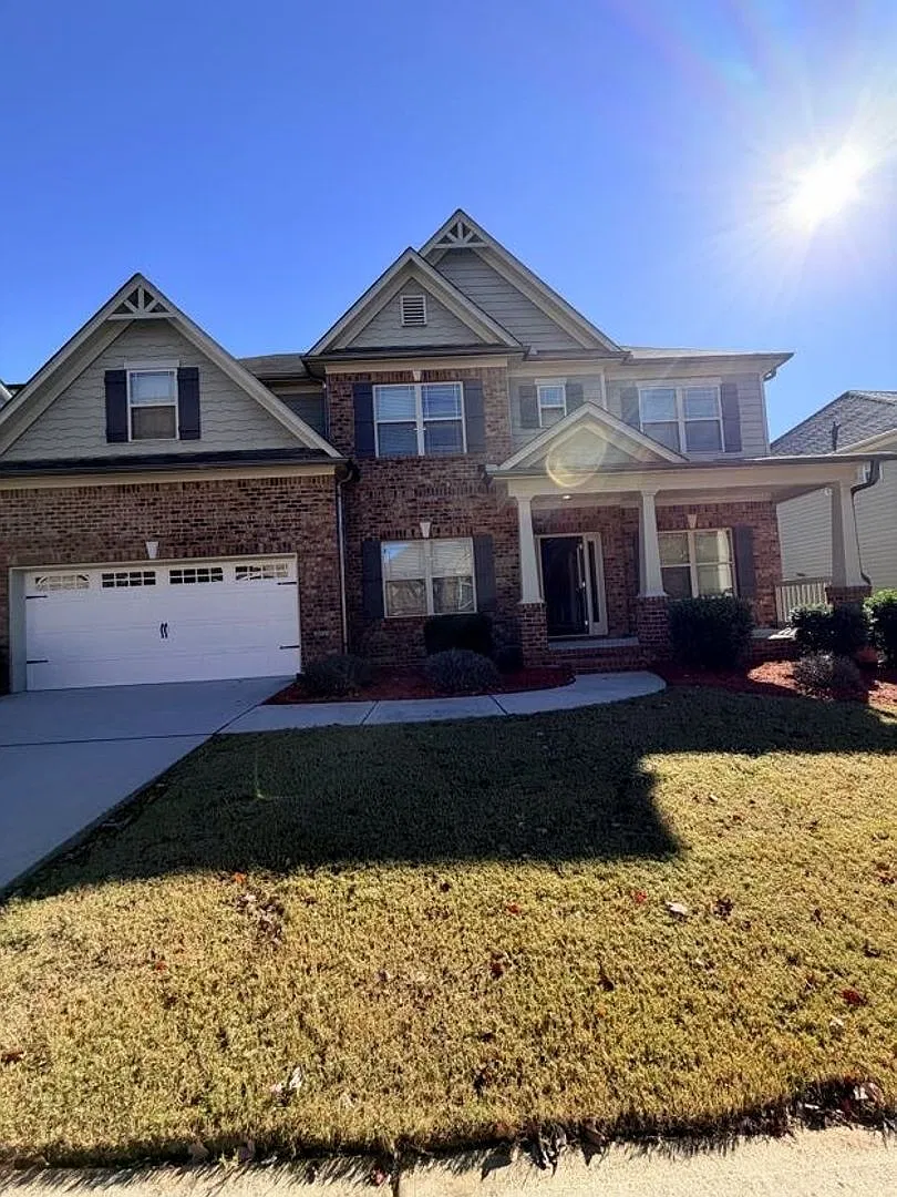 Spacious 5-bedroom house with loft in DACULA cluster in Auburn — Photo 1