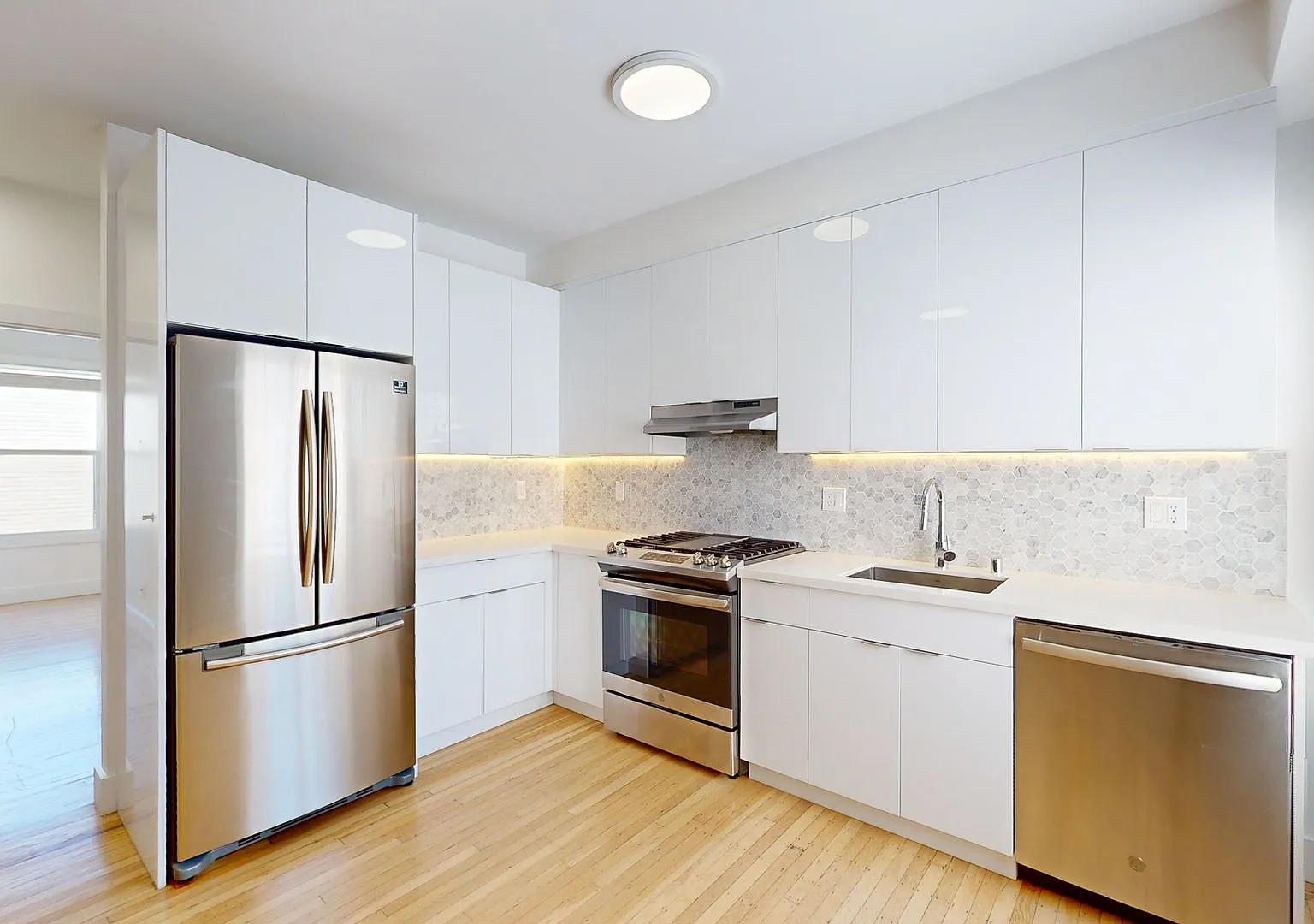 2942 Franklin St — Photo 2