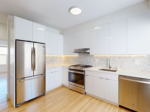 4th image of 2942 Franklin St APT 4