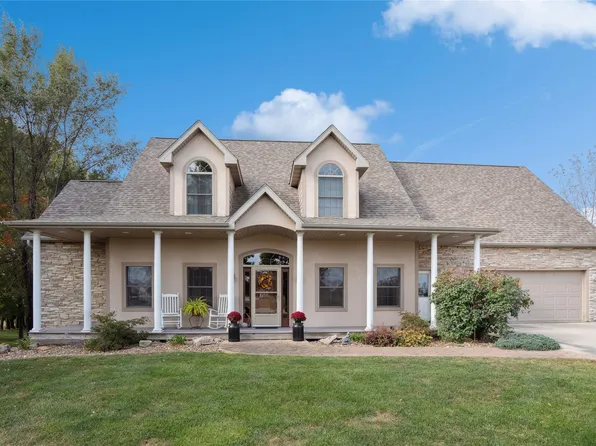 2283 Dakota Wood Ln, Pella, IA 50219
