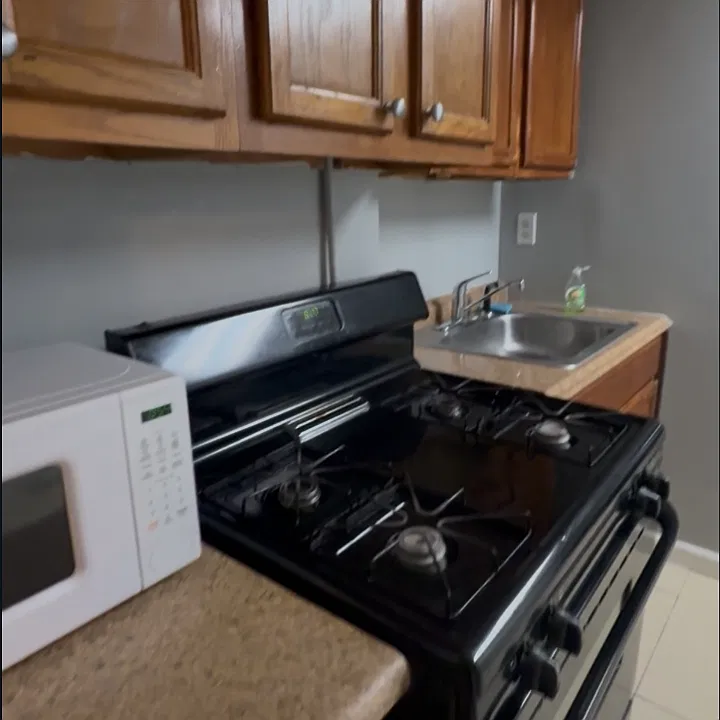 266 1/2 Garside St #3L