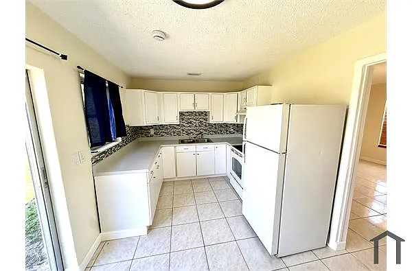 Building Photo - 6511 SW 15th Ct
