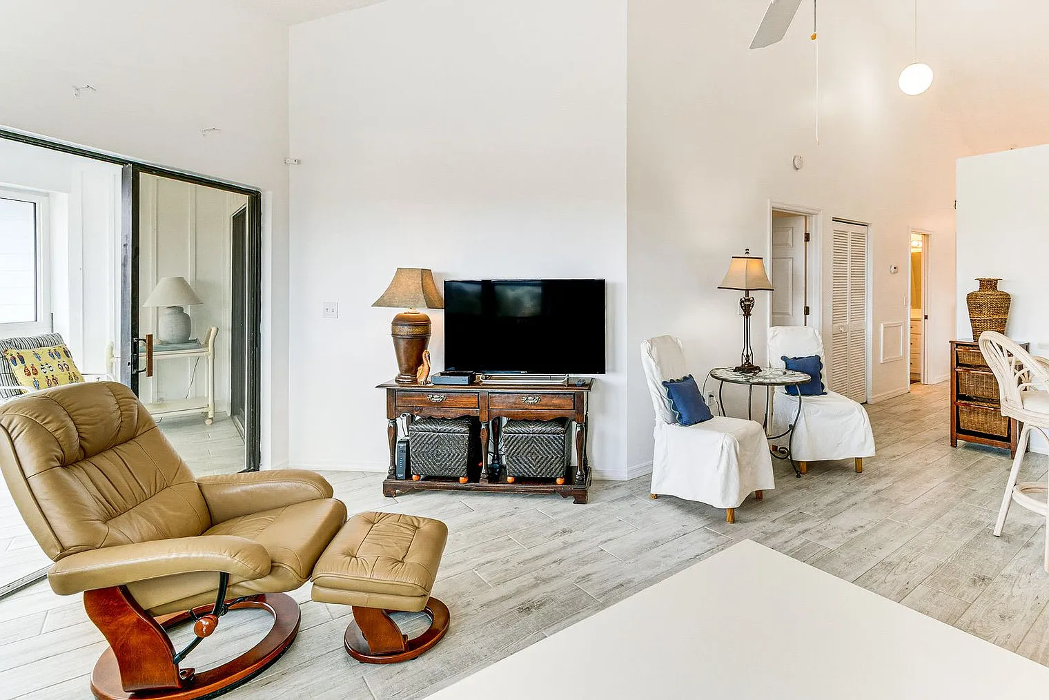 2 bed, 2.0 bath, 1259 sqft, $3,612 — Photo 3