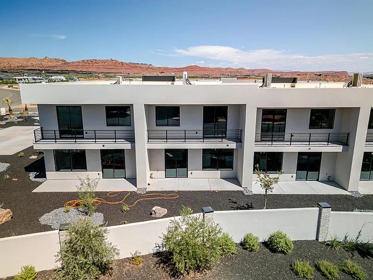 Beautiful, Brand new, Luxury 4 bedroom Townhome in Santa Clara! — Photo 2
