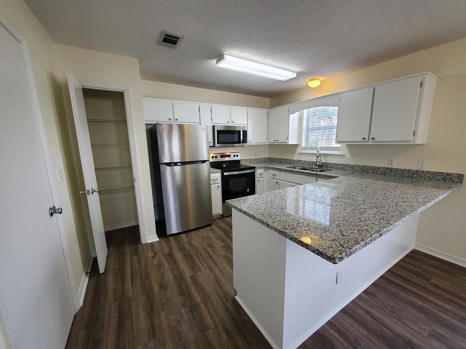 2 bed, 1200 sqft, $2,675 — Photo 3