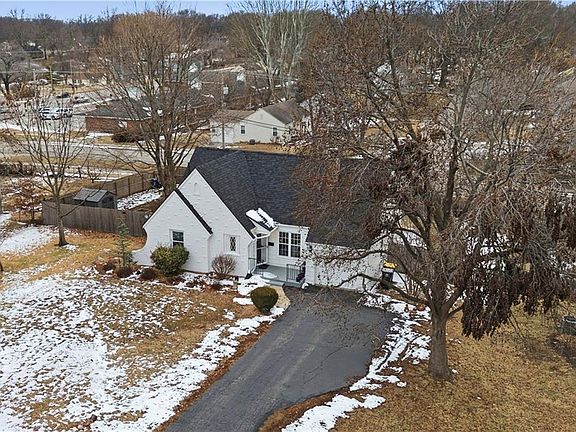4th image of 5218 N Spruce Ave