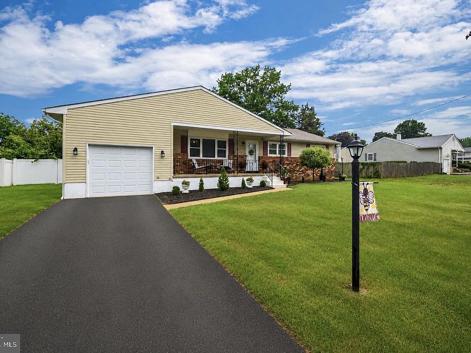 1st image of 3 Lionel Ln