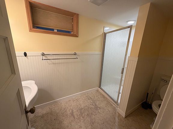 5th image of 658 N Warren St #2