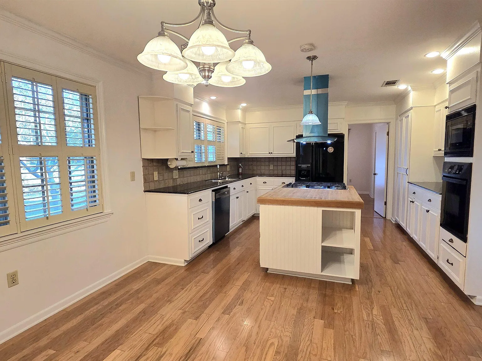 4 bed, 2490 sqft, $2,400 — Photo 2