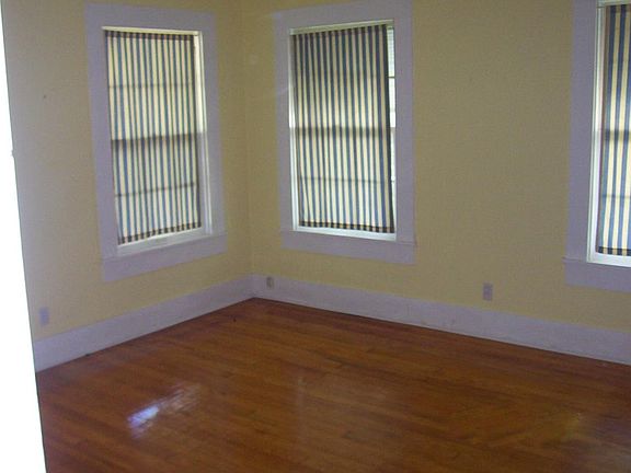 5th image of 908 Elmwood St
