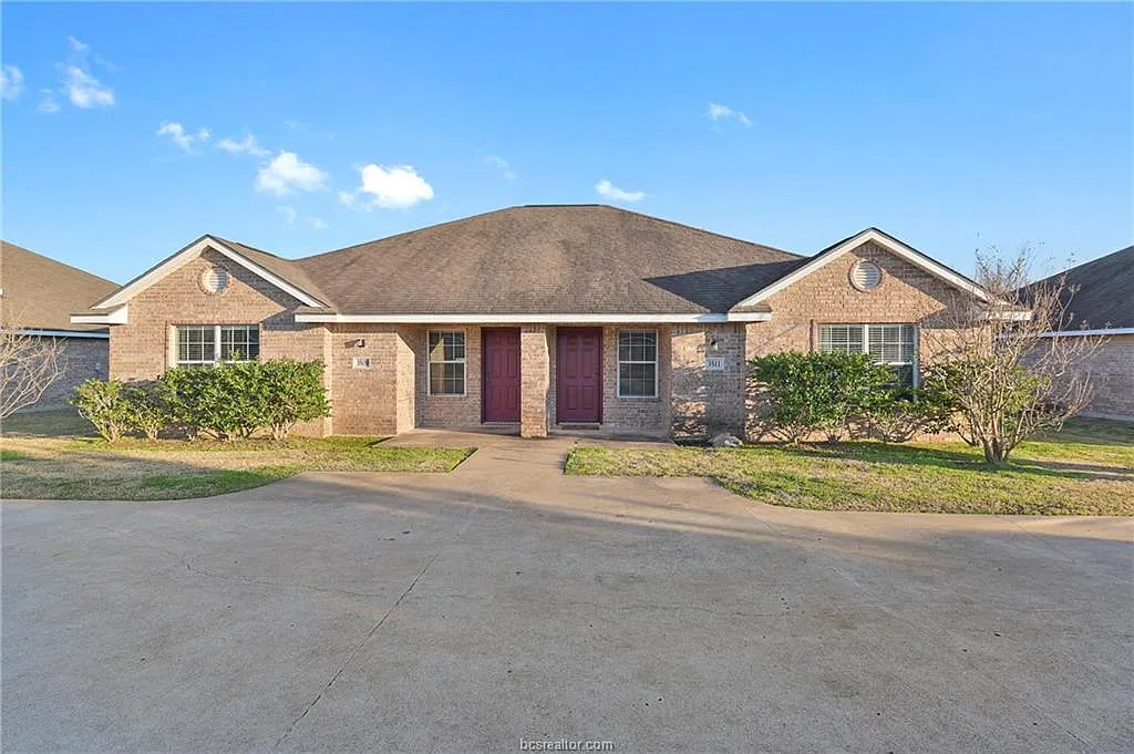 3 bed, 1323 sqft, $1,900 — Photo 1