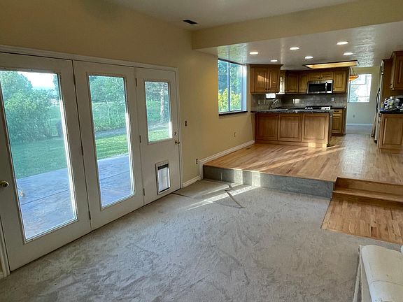 4th image of 826 W Greenoaks Dr