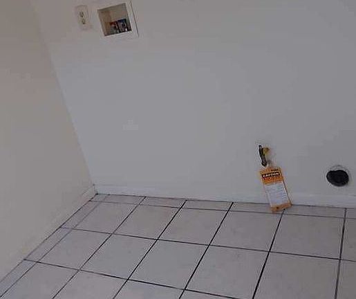 5th image of 10400 Wilmington Ave #10402
