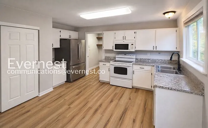 129 Royallbrook Ln — Photo 2