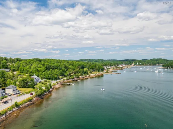 958 Main St, Mahone Bay, NS B0J 2E0