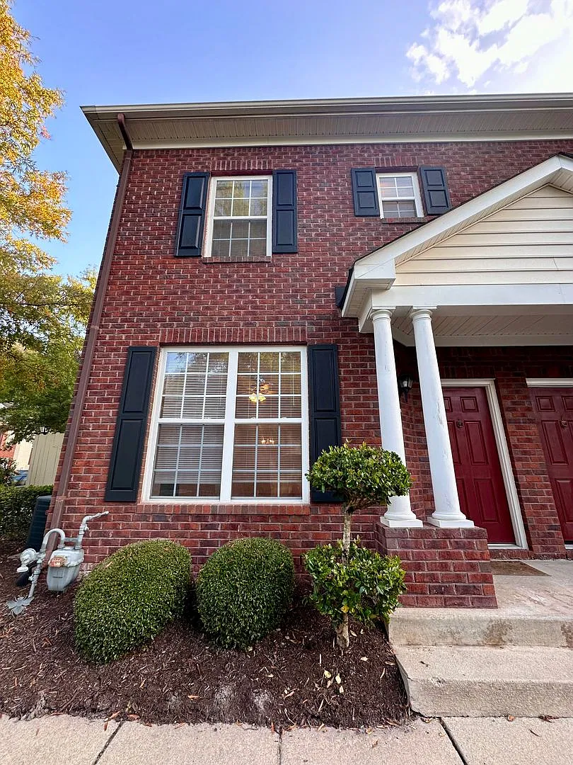 Two story all brick quad style townhouse within a great community! — Photo 1