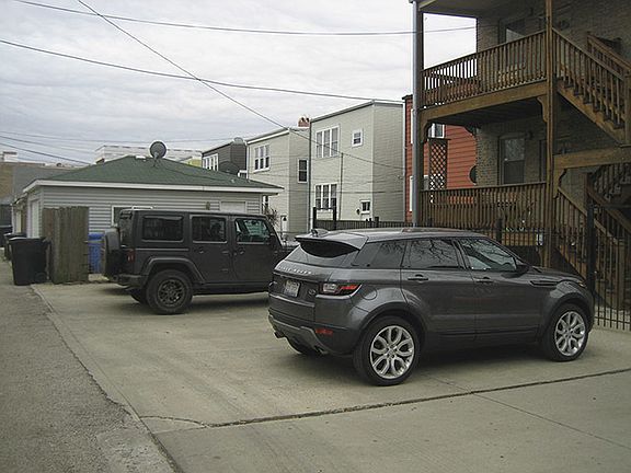 3rd image of 3119 W Belle Plaine Ave #1E