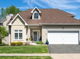 22 Bluffs Ct, Hamburg, NJ 07419