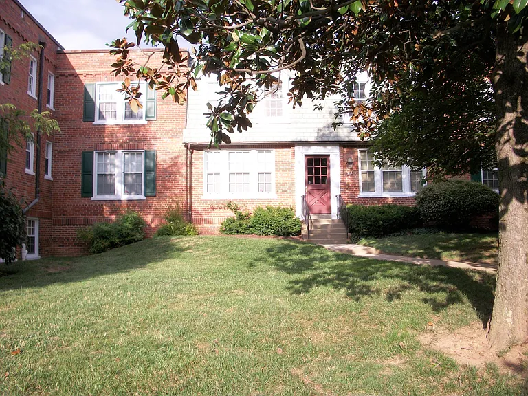 1805 N Queens Ln — Photo 7