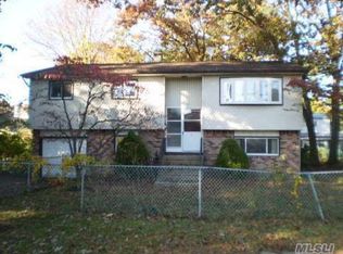 5 McWhorter St, Brentwood, NY 11717