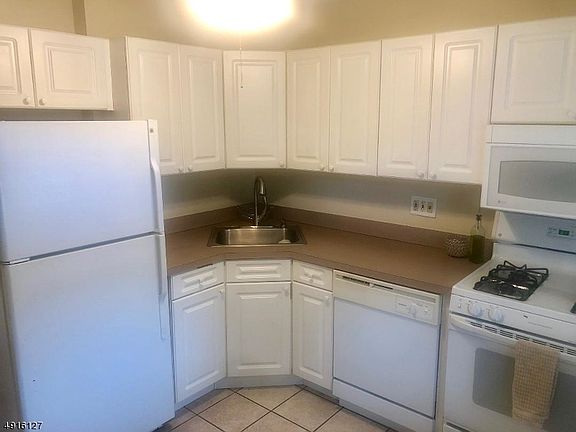 3rd image of 7 Dartmouth Ave APT 3A