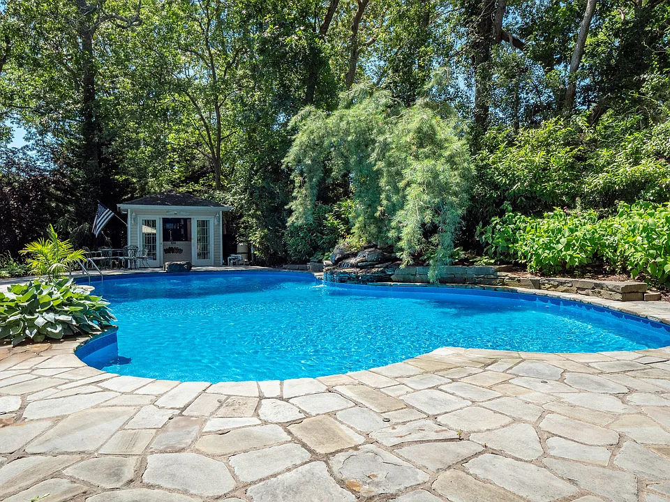 19 Eastbrook Rd