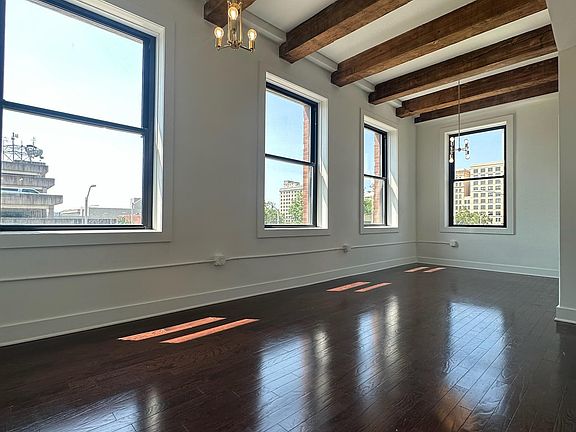 3rd image of 50 S Jefferson St #305
