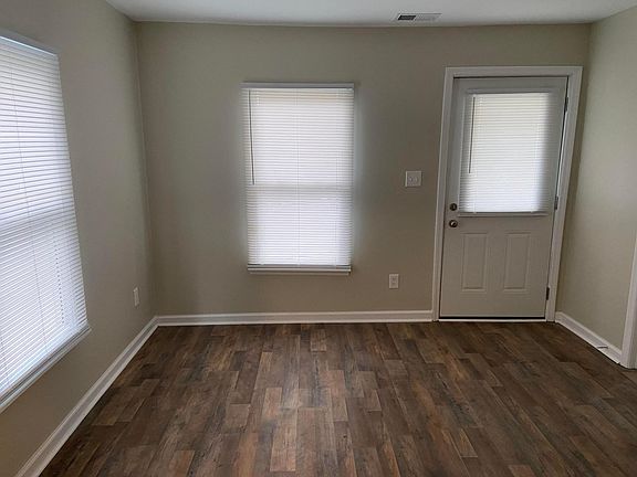 3rd image of 1411 Oak Hill Dr