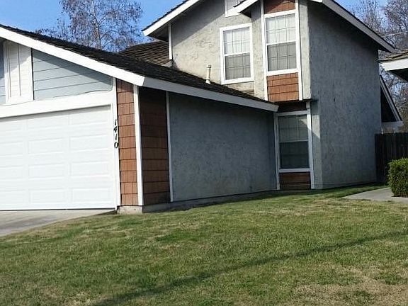 3 /2 Garage with fenced backyard