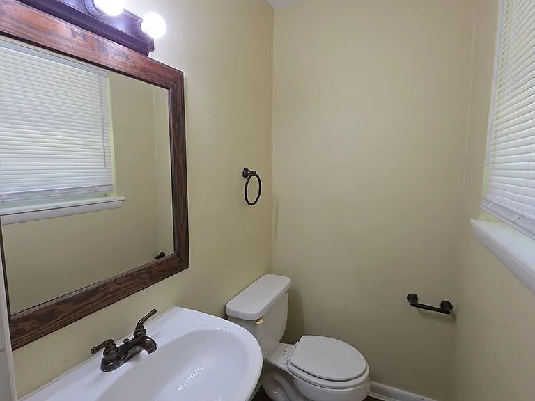 308 E Gum St — Photo 15