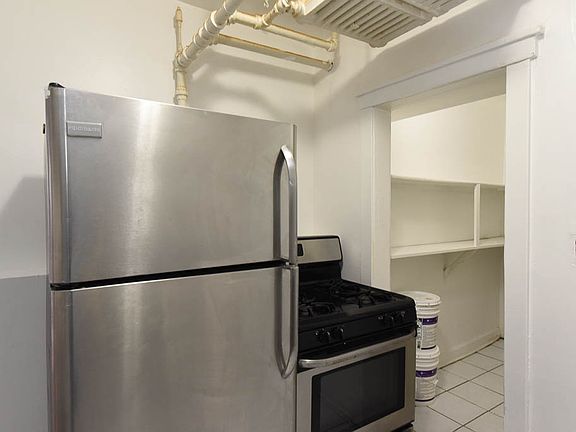 4th image of 1210 W Montrose Ave #H
