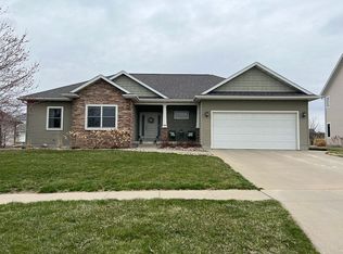 1008 Fountain View Dr, Pella, IA 50219