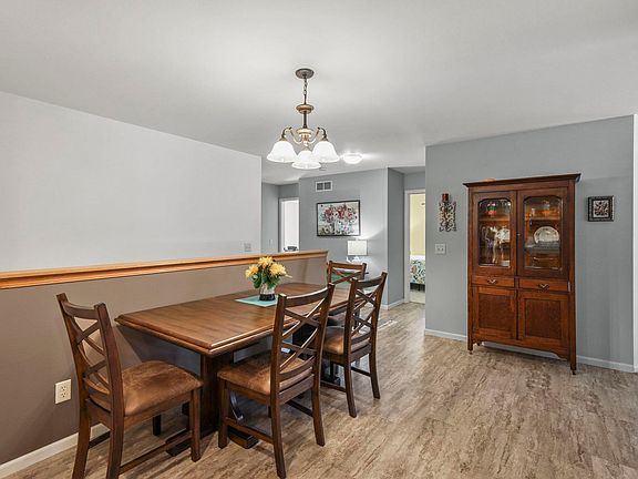 5th image of 716 Forest Edge Dr