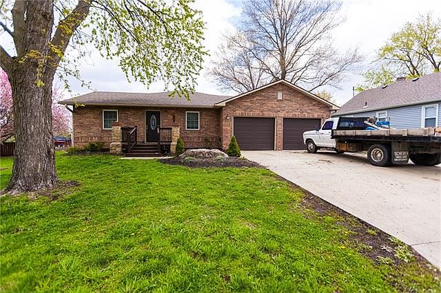 207 S Green St, Tonganoxie, KS 66086 