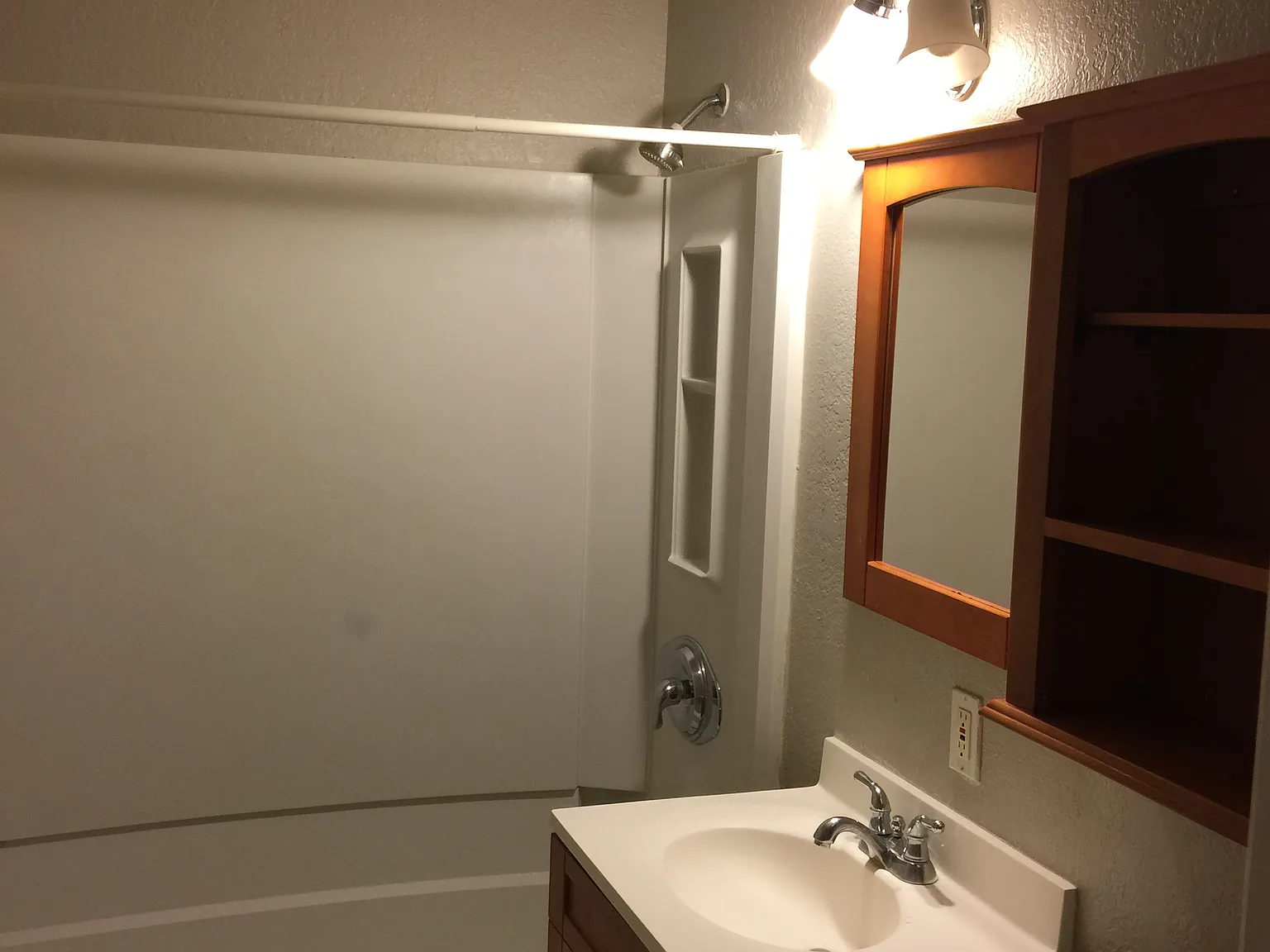 2 bed, 808 sqft, $995 — Photo 3