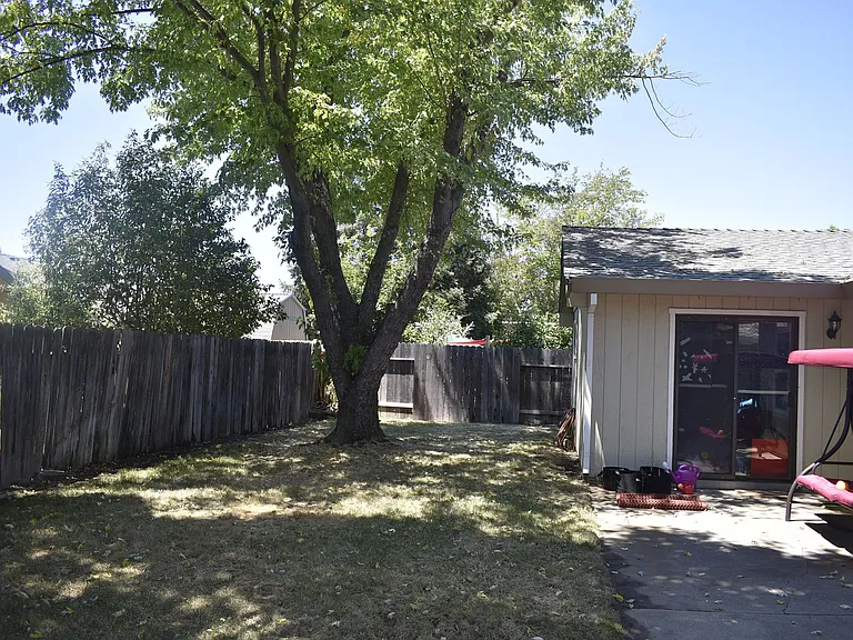 1409 Elm St — Photo 14