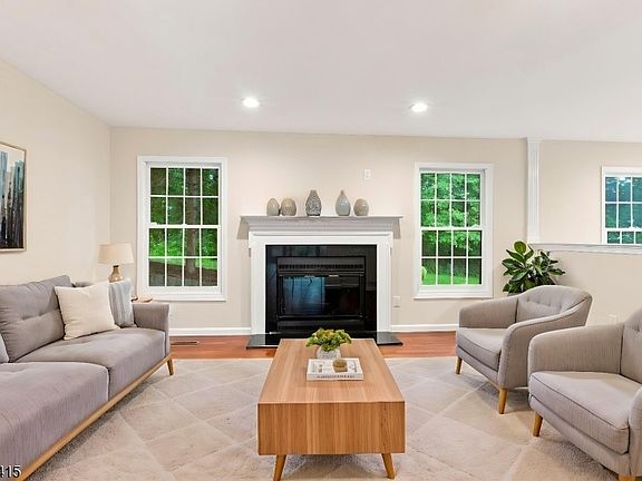 5th image of 7 Shadowbrook Ln