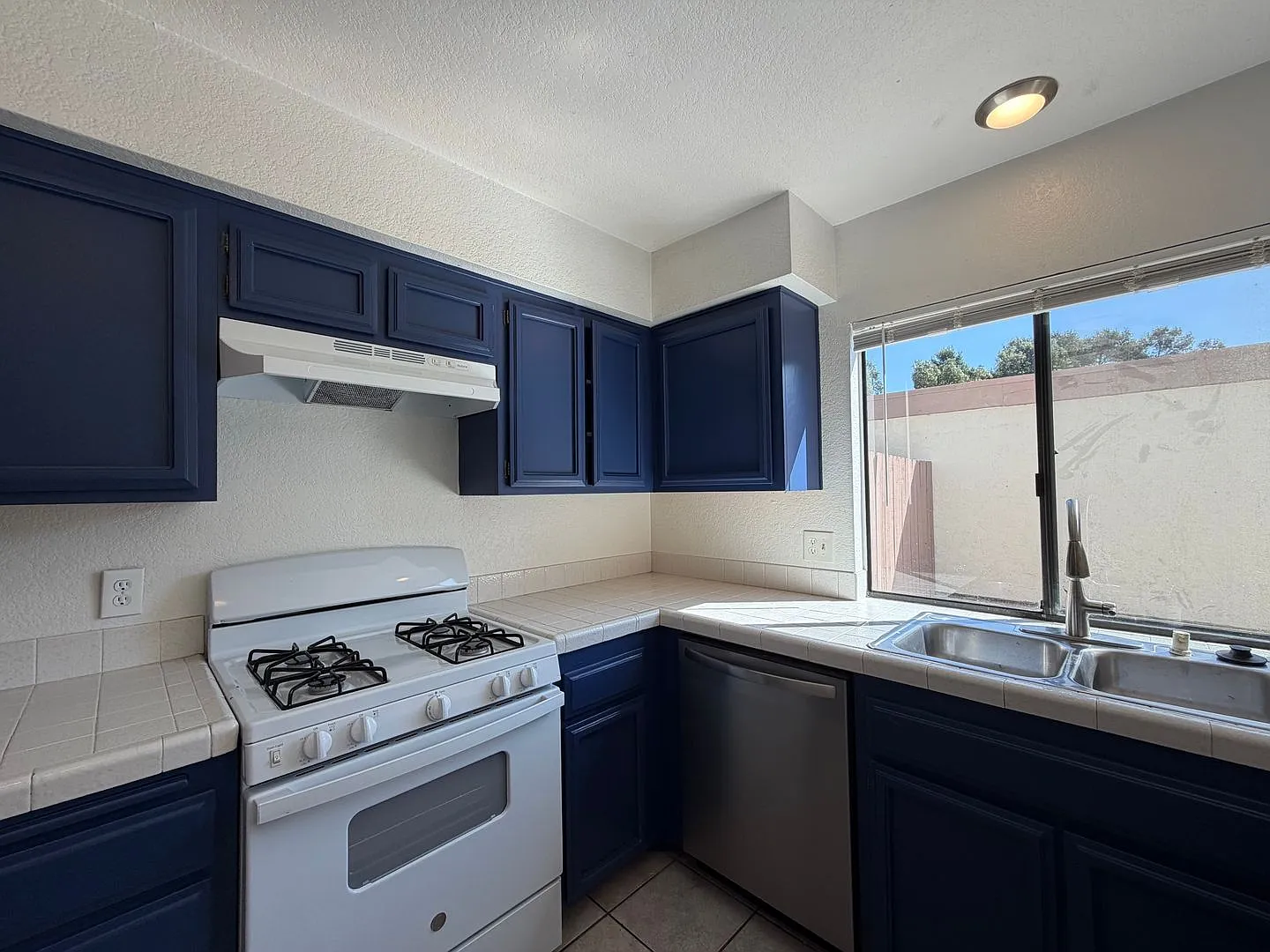 Sd: 3bd/2ba Two-Story Home In Carlsbad W/ Balcony, Private Patio & Community Pool! — Photo 3