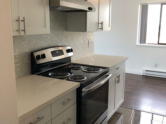 3rd image of 421 Bellevue Ave E APT 602